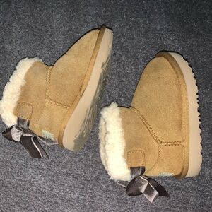 UGG Kids Chestnut Suede Faux-Fur Boot with Bow